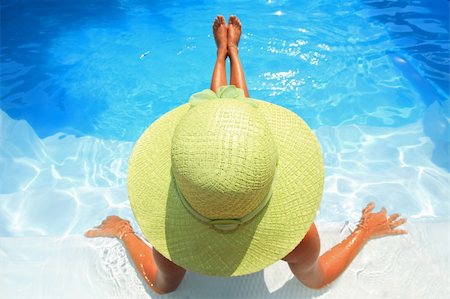 Young woman sittingin a swimming pool Stockbilder - Microstock & Abonnement, Bildnummer: 400-04038936