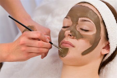 facial mask brush - A beautiful young brunette woman having a chocolate face mask applied by a beautician Stock Photo - Budget Royalty-Free & Subscription, Code: 400-04039027