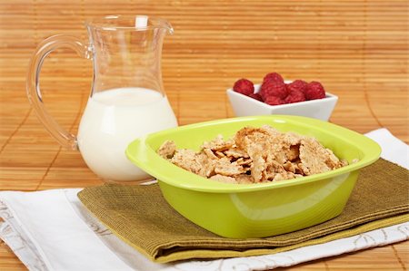 simsearch:400-04866989,k - A bowl of cornflakes, milk and raspberries on bamboo mat Stockbilder - Microstock & Abonnement, Bildnummer: 400-04039031