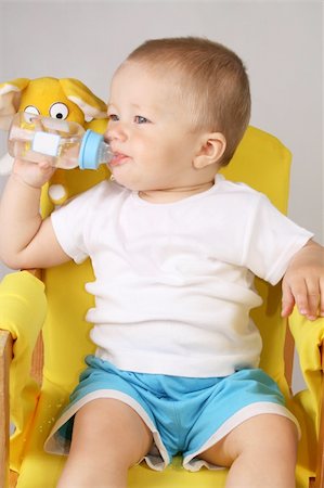 Nice Toddler drinking water from baby bottle. Foto de stock - Super Valor sin royalties y Suscripción, Código: 400-04030544