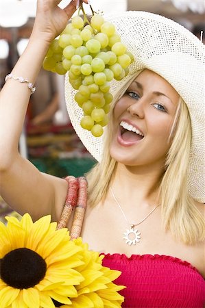 simsearch:400-04058311,k - A beautiful young woman eating grapes bought at a fruit market Foto de stock - Super Valor sin royalties y Suscripción, Código: 400-04030747