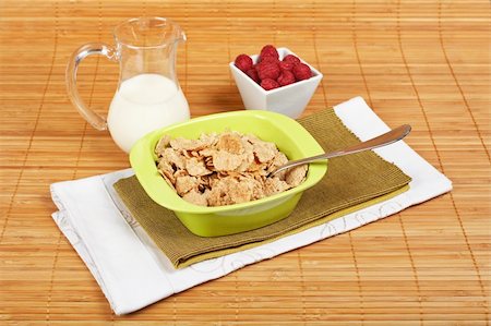 simsearch:400-04416748,k - A bowl of cornflakes, milk and raspberries on bamboo mat Stock Photo - Budget Royalty-Free & Subscription, Code: 400-04030805