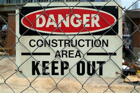 Construction Area Warning sign attached to a chainlink fence Photographie de stock - Aubaine LD & Abonnement, Code: 400-04030916