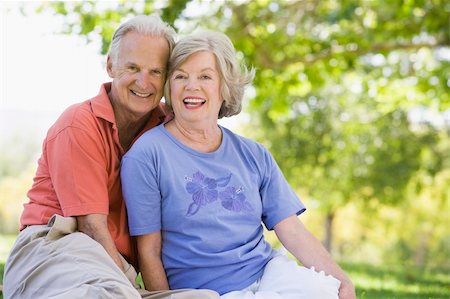 simsearch:400-08679589,k - Senior couple relaxing in park sitting on grass Foto de stock - Super Valor sin royalties y Suscripción, Código: 400-04031466