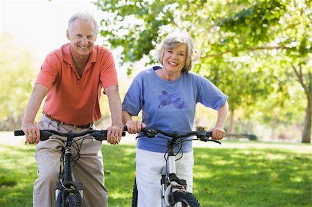 Senior couple on cycle ride in countryside Foto de stock - Super Valor sin royalties y Suscripción, Código: 400-04031476