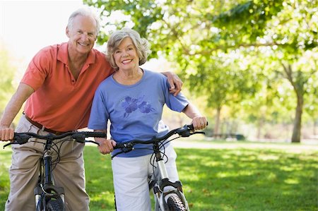 Senior couple on cycle ride in countryside Foto de stock - Super Valor sin royalties y Suscripción, Código: 400-04031477