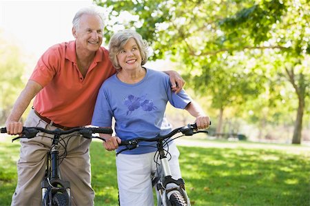 simsearch:640-01360365,k - Senior couple on cycle ride in countryside Stockbilder - Microstock & Abonnement, Bildnummer: 400-04031479