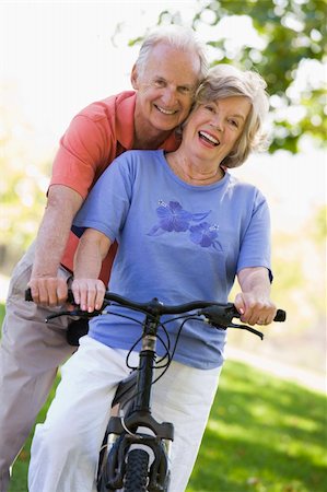 Senior couple on cycle ride in countryside Foto de stock - Super Valor sin royalties y Suscripción, Código: 400-04031471