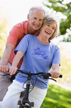 Senior couple on cycle ride in countryside Foto de stock - Super Valor sin royalties y Suscripción, Código: 400-04031472