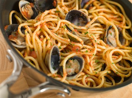 simsearch:400-04031652,k - Close up of Spaghetti Vongole in a Pan Stock Photo - Budget Royalty-Free & Subscription, Code: 400-04031497