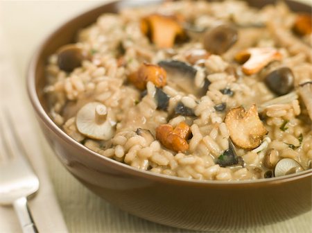 simsearch:400-04532905,k - Bowl of Wild Mushroom Risotto with fork Photographie de stock - Aubaine LD & Abonnement, Code: 400-04031499