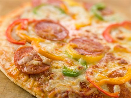 simsearch:400-04532905,k - Close up of Pepperoni and Pepper Pizza Photographie de stock - Aubaine LD & Abonnement, Code: 400-04031506