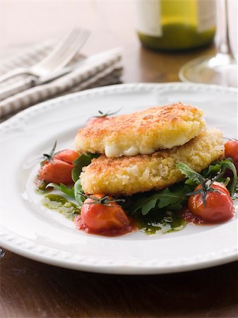 simsearch:400-04532905,k - Plate of Breadcrumbed Mozzarella Cheese with Roasted Cherry Tomatoes and Pesto Photographie de stock - Aubaine LD & Abonnement, Code: 400-04031507