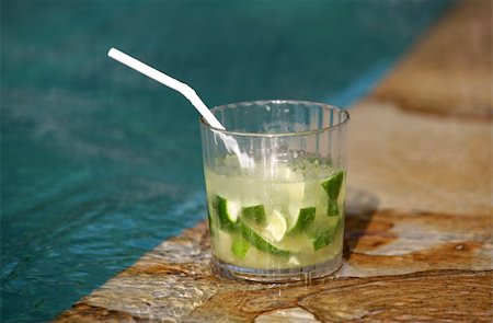 Green cocktail at edge of pool Fotografie stock - Microstock e Abbonamento, Codice: 400-04031614