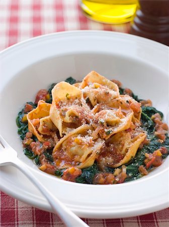 simsearch:400-04031652,k - Vegetable Tortellini with Spinach and Tomato Salsa Stock Photo - Budget Royalty-Free & Subscription, Code: 400-04031639