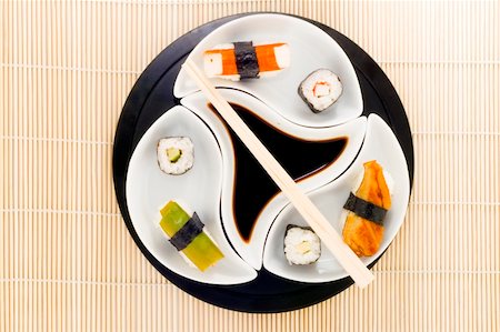 simsearch:400-05119569,k - a plate with different kinds of sushi Stock Photo - Budget Royalty-Free & Subscription, Code: 400-04032908