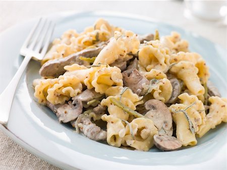 simsearch:400-04532905,k - Campanelle Pasta with Beef Fillet Strips in a Sage and Grain Mus Photographie de stock - Aubaine LD & Abonnement, Code: 400-04033255