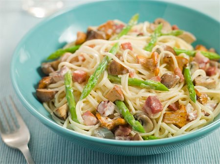 simsearch:400-04031652,k - Linguine with Girolle Mushrooms Asparagus and Pancetta Stock Photo - Budget Royalty-Free & Subscription, Code: 400-04033325
