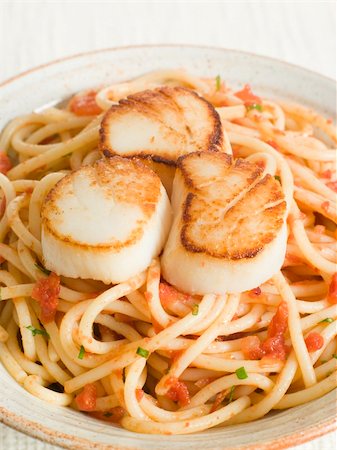 scallop, tomato - Seared Scallops with Chilli and Tomato Spaghetti Photographie de stock - Aubaine LD & Abonnement, Code: 400-04033328