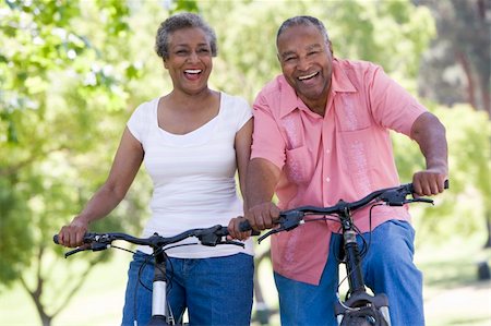 Senior couple on cycle ride in countryside Foto de stock - Super Valor sin royalties y Suscripción, Código: 400-04033345