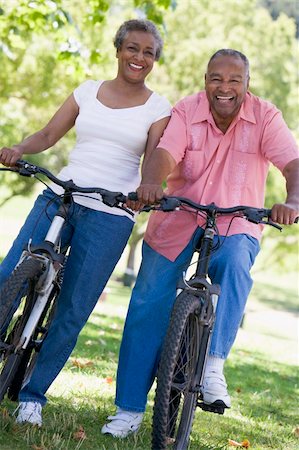 Senior couple on cycle ride in countryside Foto de stock - Super Valor sin royalties y Suscripción, Código: 400-04033346
