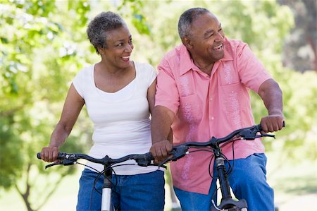 Senior couple on cycle ride in countryside Foto de stock - Super Valor sin royalties y Suscripción, Código: 400-04033347