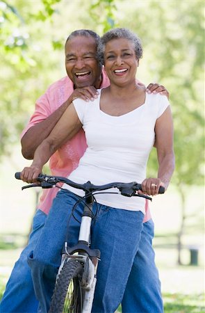 simsearch:640-01360365,k - Senior couple on cycle ride in countryside Stockbilder - Microstock & Abonnement, Bildnummer: 400-04033348