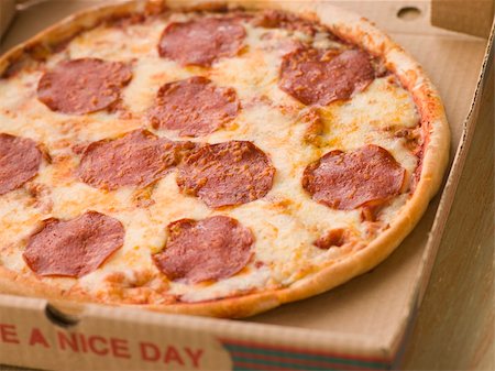 simsearch:400-04034225,k - Pepperoni Pizza in a Take Away Box Stockbilder - Microstock & Abonnement, Bildnummer: 400-04033560
