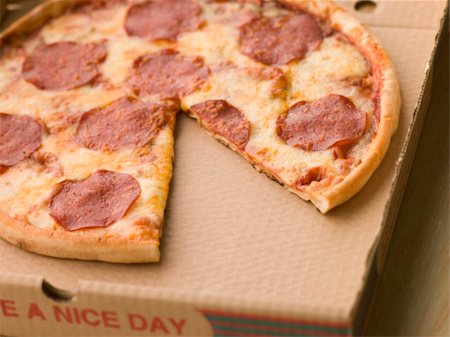 simsearch:400-04034225,k - Pepperoni Pizza in a Take Away Box with a Slice Taken Stockbilder - Microstock & Abonnement, Bildnummer: 400-04033561