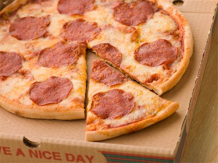 simsearch:400-04034225,k - Pepperoni Pizza in a Take Away Box with a Cut Slice Stockbilder - Microstock & Abonnement, Bildnummer: 400-04033562