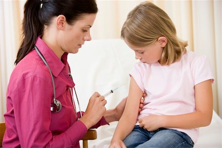 simsearch:400-04513453,k - Doctor giving needle to young girl in exam room Stock Photo - Budget Royalty-Free & Subscription, Code: 400-04044311