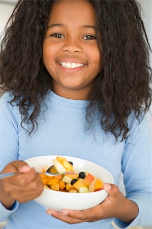 simsearch:400-04044645,k - Girl eating a bowl of fruit at home Photographie de stock - Aubaine LD & Abonnement, Code: 400-04044651
