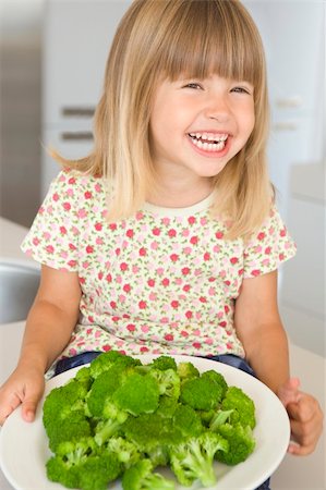 simsearch:400-04044761,k - Young girl eating plate of broccoli at home Foto de stock - Super Valor sin royalties y Suscripción, Código: 400-04044653