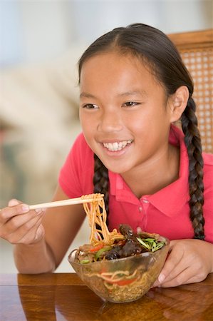 simsearch:400-04044761,k - Young girl in dining room eating chinese food smiling Foto de stock - Super Valor sin royalties y Suscripción, Código: 400-04044698