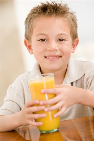 simsearch:400-04044761,k - Young boy indoors with orange juice smiling Foto de stock - Super Valor sin royalties y Suscripción, Código: 400-04044757