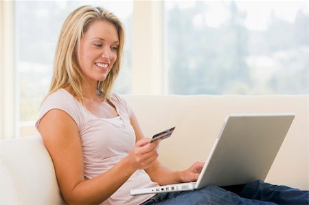 simsearch:400-05000471,k - Woman in living room using laptop and holding credit card smilin Foto de stock - Royalty-Free Super Valor e Assinatura, Número: 400-04044774