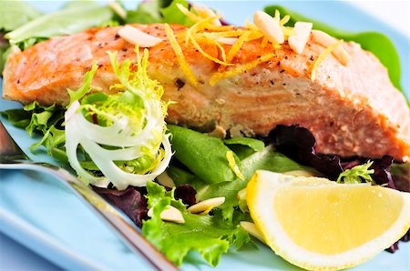 simsearch:400-04814044,k - Green salad with grilled salmon fillet and lemon Photographie de stock - Aubaine LD & Abonnement, Code: 400-04044796