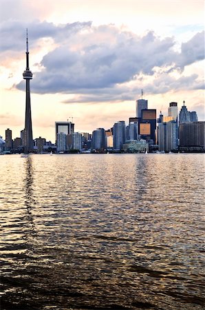 simsearch:400-05111400,k - Scenic view at Toronto city waterfront skyline at sunset Foto de stock - Super Valor sin royalties y Suscripción, Código: 400-04044890