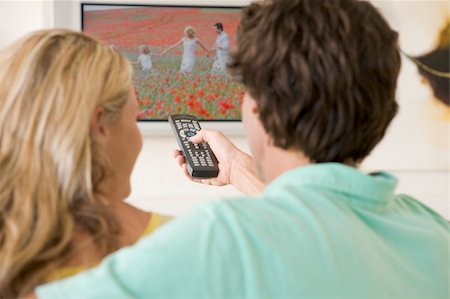 simsearch:400-04045202,k - Couple in living room watching television Stock Photo - Budget Royalty-Free & Subscription, Code: 400-04045121