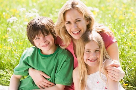 simsearch:400-04042848,k - Mother and two young children sitting outdoors smiling Foto de stock - Super Valor sin royalties y Suscripción, Código: 400-04045345