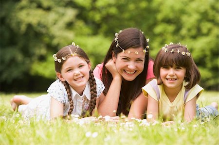 simsearch:400-04046012,k - Mother and daughters lying outdoors with flowers smiling Stockbilder - Microstock & Abonnement, Bildnummer: 400-04045416