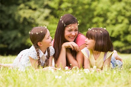 simsearch:400-04046012,k - Mother and daughters lying outdoors with flowers smiling Stockbilder - Microstock & Abonnement, Bildnummer: 400-04045417