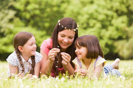 simsearch:400-04046012,k - Mother and daughters lying outdoors with flowers smiling Stockbilder - Microstock & Abonnement, Bildnummer: 400-04045413