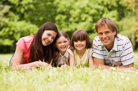 simsearch:400-04046012,k - Family outdoors smiling Stockbilder - Microstock & Abonnement, Bildnummer: 400-04045426