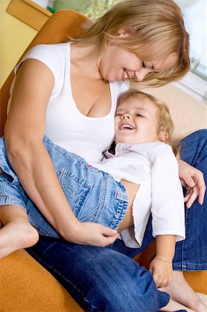 Woman and little girl cuddling and laughing Photographie de stock - Aubaine LD & Abonnement, Code: 400-04045501