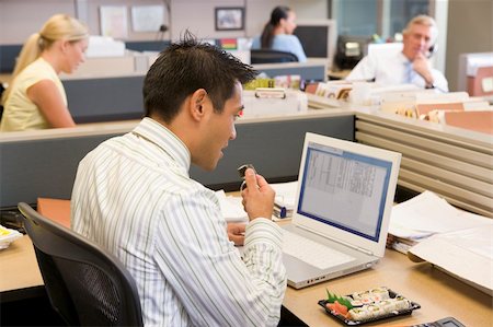 simsearch:689-03124356,k - Businessman in cubicle at laptop eating sushi Stock Photo - Budget Royalty-Free & Subscription, Code: 400-04045581