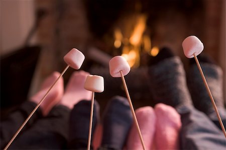 sister feet - Feet warming at a fireplace with marshmallows on sticks Foto de stock - Super Valor sin royalties y Suscripción, Código: 400-04045799