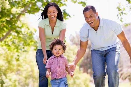 Family running outdoors smiling Photographie de stock - Aubaine LD & Abonnement, Code: 400-04045921