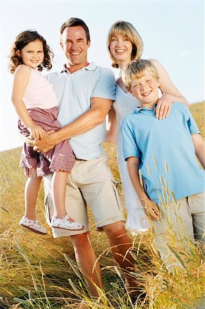 simsearch:400-04046012,k - Family standing outdoors smiling Stockbilder - Microstock & Abonnement, Bildnummer: 400-04045988