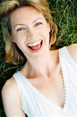 simsearch:400-04046012,k - Woman lying outdoors smiling Stockbilder - Microstock & Abonnement, Bildnummer: 400-04046007